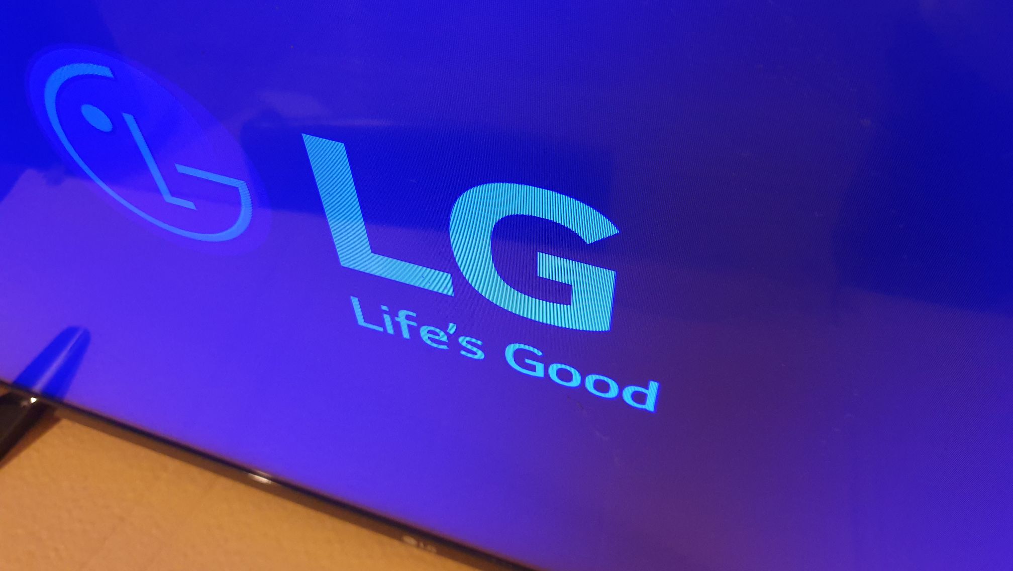 LG TV shows overall purple tint
